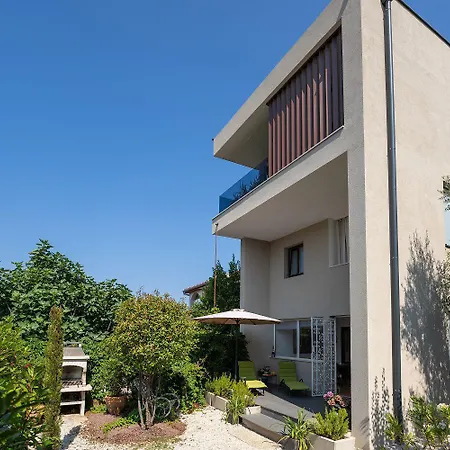 Exquisites Mit Privatem Garten, Liegen, Kinderstuhl, Waschmaschine - Nur 700 Meter Zum Poreč