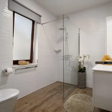 Exquisites Mit Privatem Garten, Liegen, Kinderstuhl, Waschmaschine - Nur 700 Meter Zum