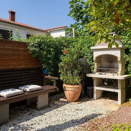Exquisites Mit Privatem Garten, Liegen, Kinderstuhl, Waschmaschine - Nur 700 Meter Zum Poreč