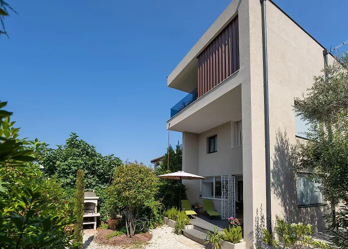 Exquisites Mit Privatem Garten, Liegen, Kinderstuhl, Waschmaschine - Nur 700 Meter Zum Poreč
