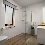 Exquisites Mit Privatem Garten, Liegen, Kinderstuhl, Waschmaschine - Nur 700 Meter Zum