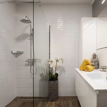 Exquisites Mit Privatem Garten, Liegen, Kinderstuhl, Waschmaschine - Nur 700 Meter Zum *