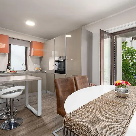 Exquisites Mit Privatem Garten, Liegen, Kinderstuhl, Waschmaschine - Nur 700 Meter Zum Poreč