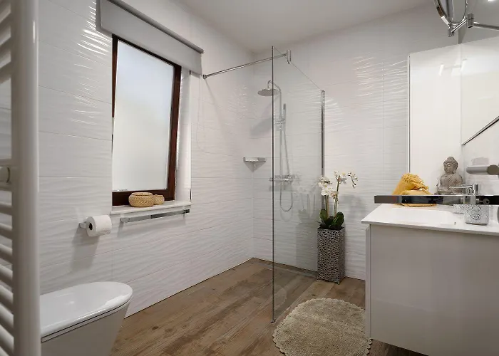 Exquisites Mit Privatem Garten, Liegen, Kinderstuhl, Waschmaschine - Nur 700 Meter Zum