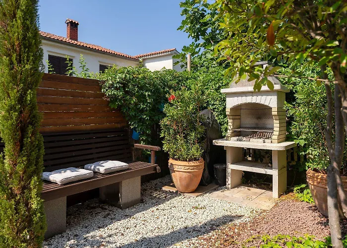 Exquisites Mit Privatem Garten, Liegen, Kinderstuhl, Waschmaschine - Nur 700 Meter Zum Пореч