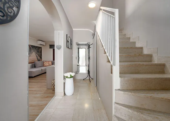 Exquisites Mit Privatem Garten, Liegen, Kinderstuhl, Waschmaschine - Nur 700 Meter Zum