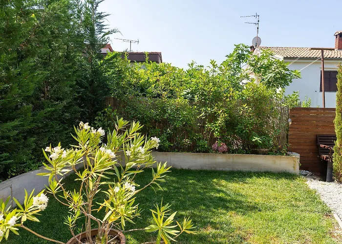 Exquisites Mit Privatem Garten, Liegen, Kinderstuhl, Waschmaschine - Nur 700 Meter Zum * Пореч