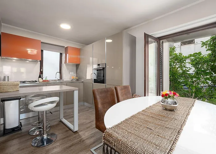 Exquisites Mit Privatem Garten, Liegen, Kinderstuhl, Waschmaschine - Nur 700 Meter Zum Пореч