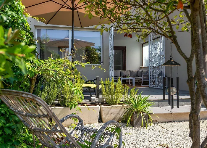 Exquisites Mit Privatem Garten, Liegen, Kinderstuhl, Waschmaschine - Nur 700 Meter Zum *