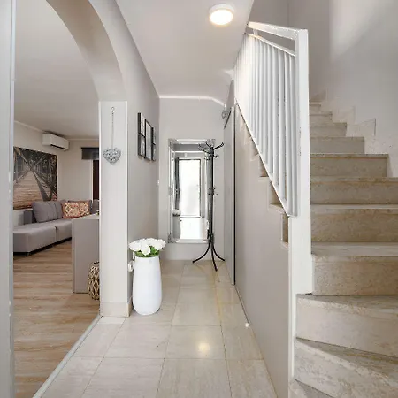 Exquisites Mit Privatem Garten, Liegen, Kinderstuhl, Waschmaschine - Nur 700 Meter Zum