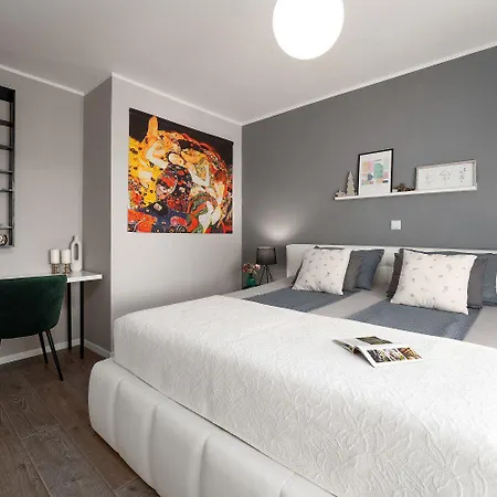 Exquisites Mit Privatem Garten, Liegen, Kinderstuhl, Waschmaschine - Nur 700 Meter Zum